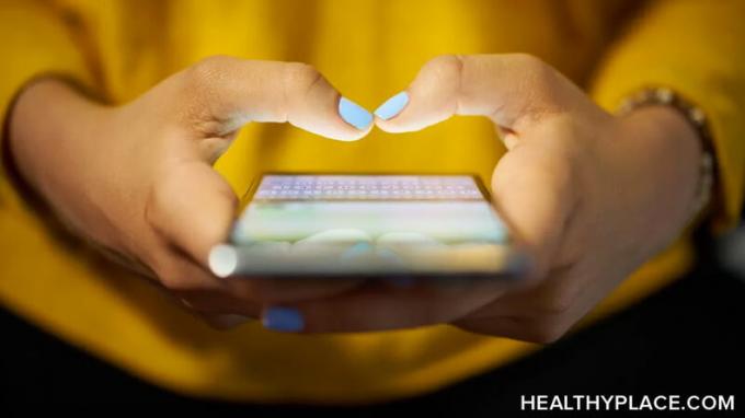Pametni telefoni mogu prouzročiti patnju našeg mentalnog zdravlja, ali smanjenje vremena na ekranu može smanjiti stres i stvoriti više blaženstva. Njeno je kako smanjiti upotrebu pametnih telefona.