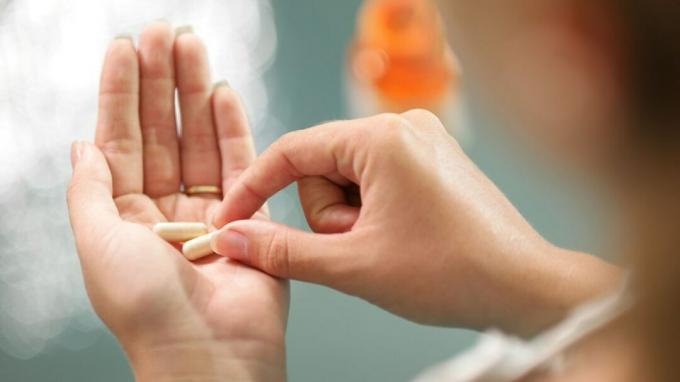 Žena s ADHD-om drži rital tablete na dlanu