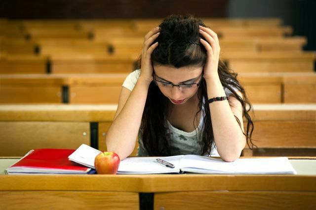 Naučite kako ostati samopouzdan, smiren i bez stresa pomoću ovih savjeta za studiranje i postizanje dobrih ocjena tijekom finala ove godine kako biste završili semestra ispravno. 