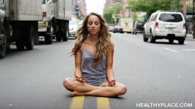 Uzimanje pet minuta meditacije tijekom dana može uvježbati vaš um da podnese stres i anksioznost. Pokušajte s petominutnom meditacijom kako biste smirili anksioznost.