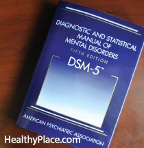 Postoje četiri vrste simptoma PTSP-a u DSM-u, ali postoje li simptomi PTSP-a koji nedostaju u DSM-5? Pogledajte dodatne simptome kod osoba koje boluju od PTSP-a.